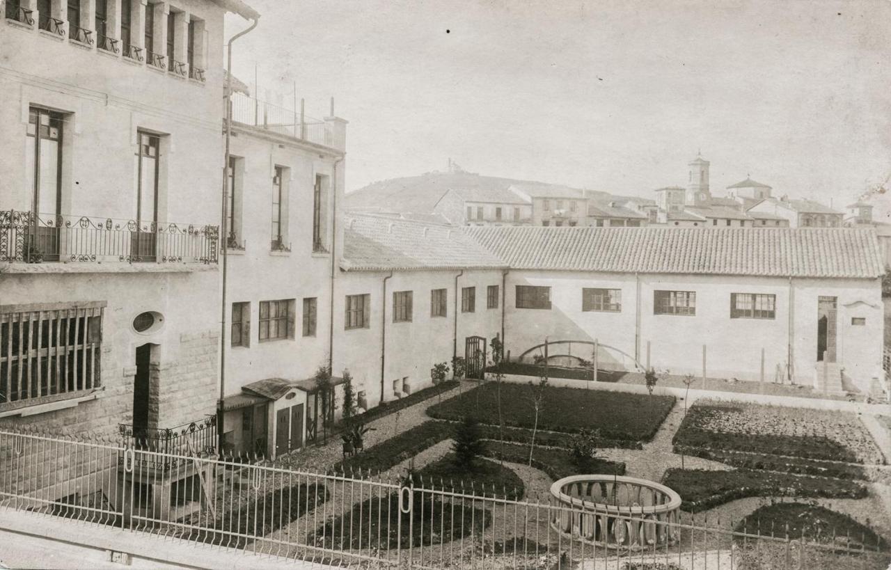 Fabrica Descals And Pavillion